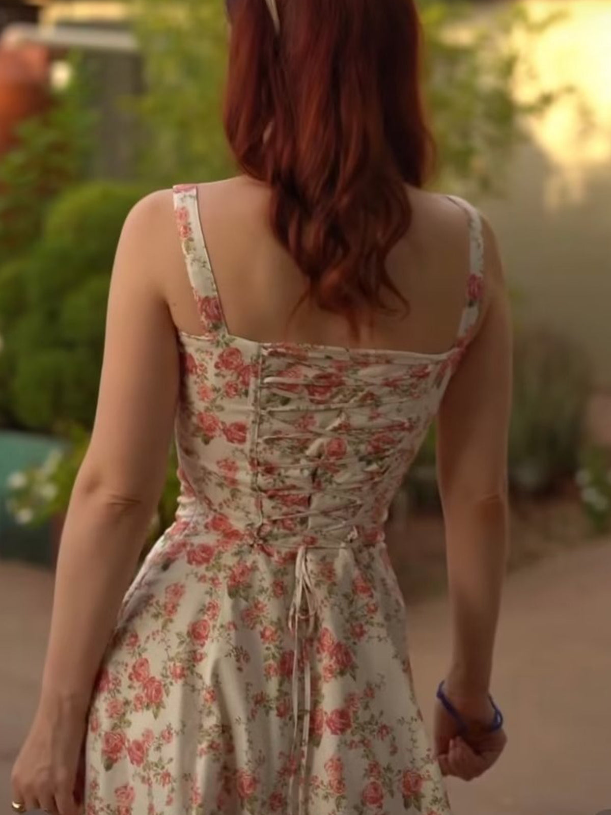 Vestido veraniego con estampado floral de capullos de rosa