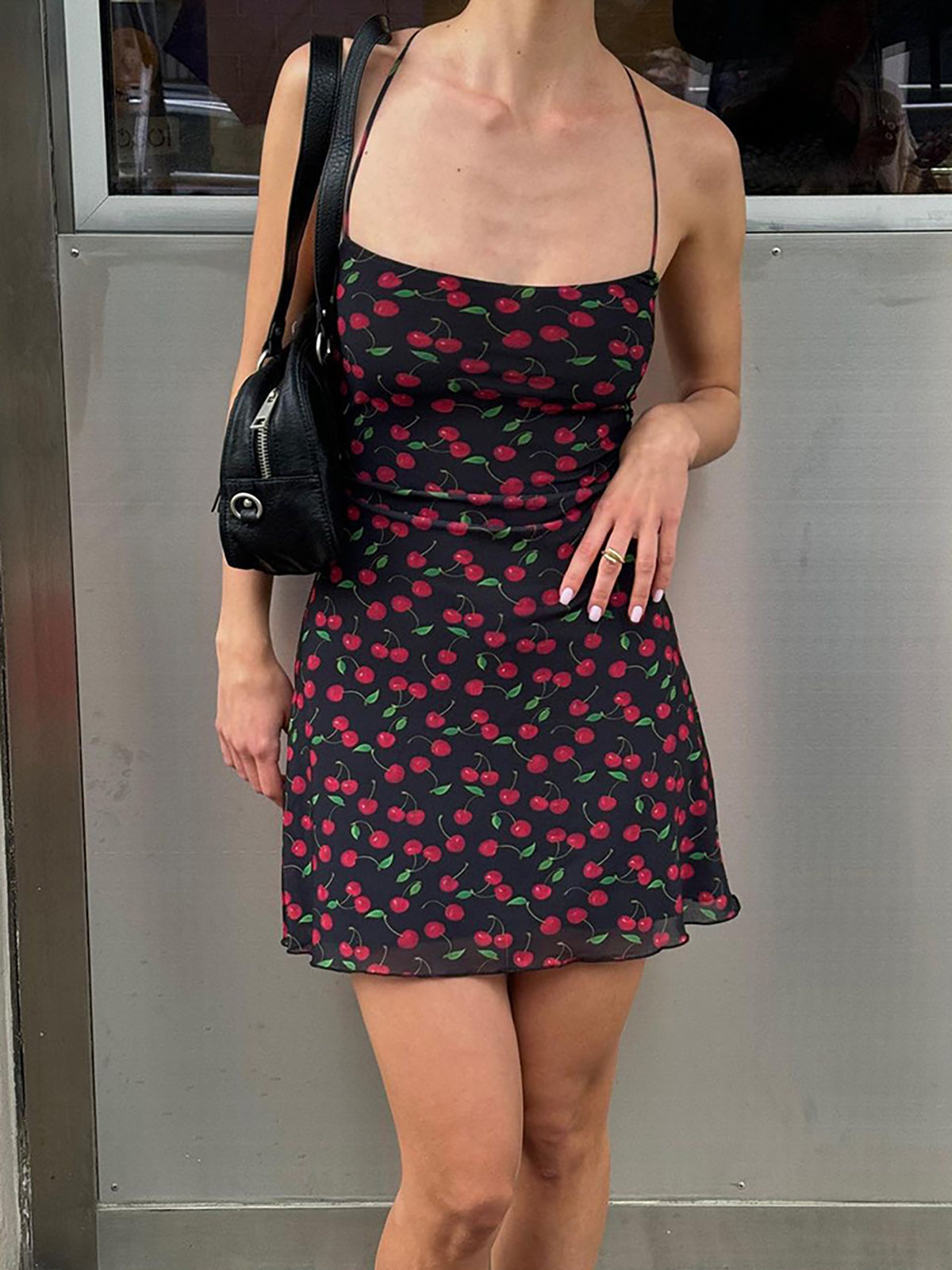 Vestido corto de tirantes con estampado de cerezas 