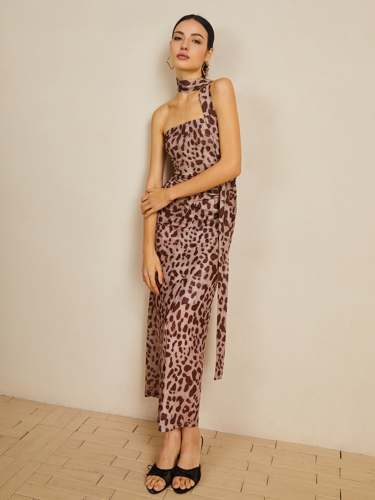 Vestido midi con cuello halter y malla con estampado de leopardo 